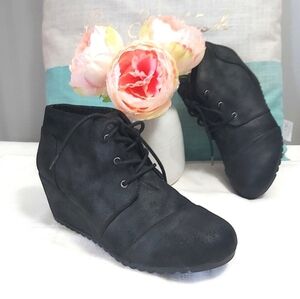 Skechers Bobs boots size 8.5  black wedge heeled ankle lace up